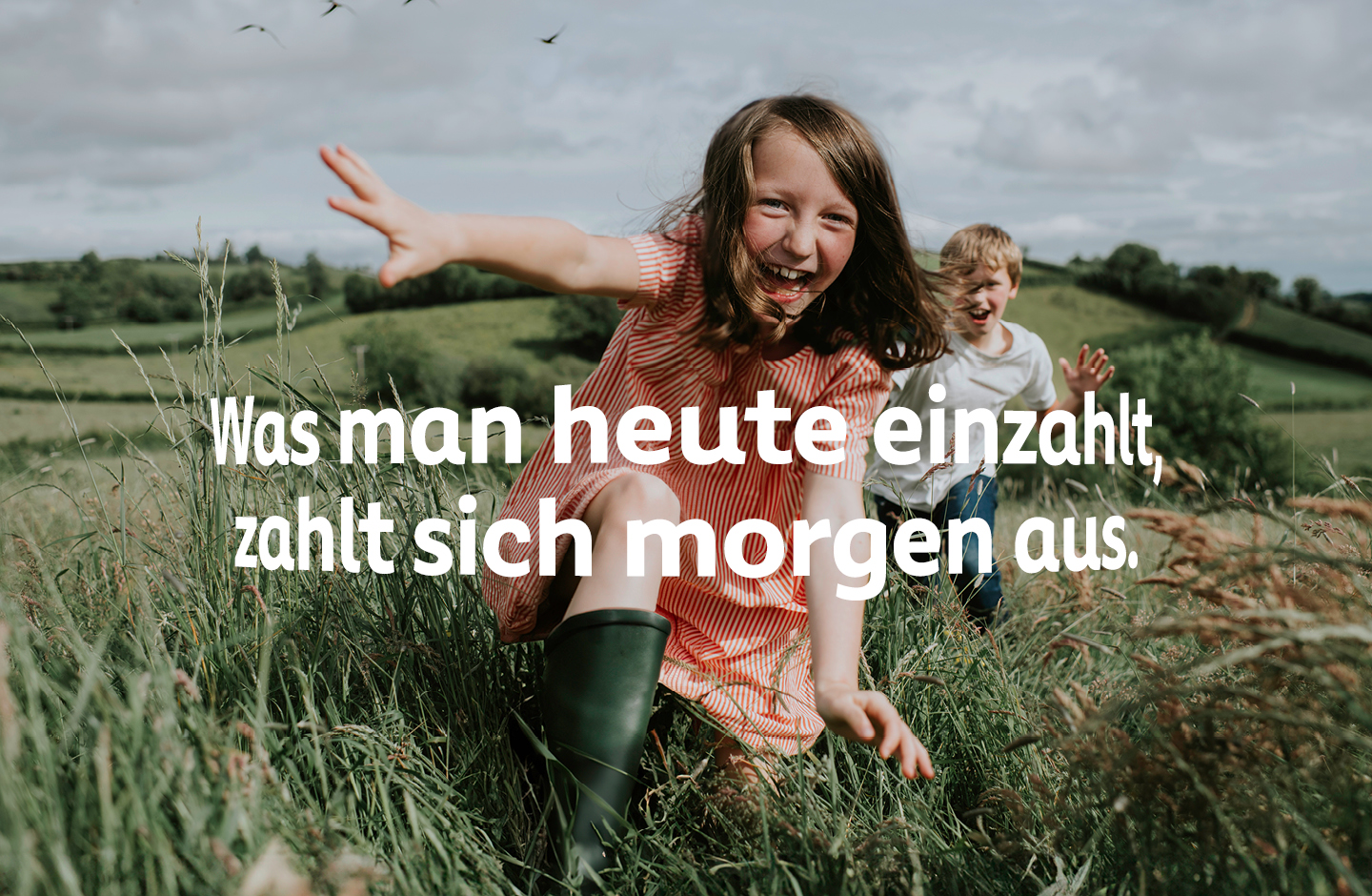 Kinder springen glücklich über eine Wiese