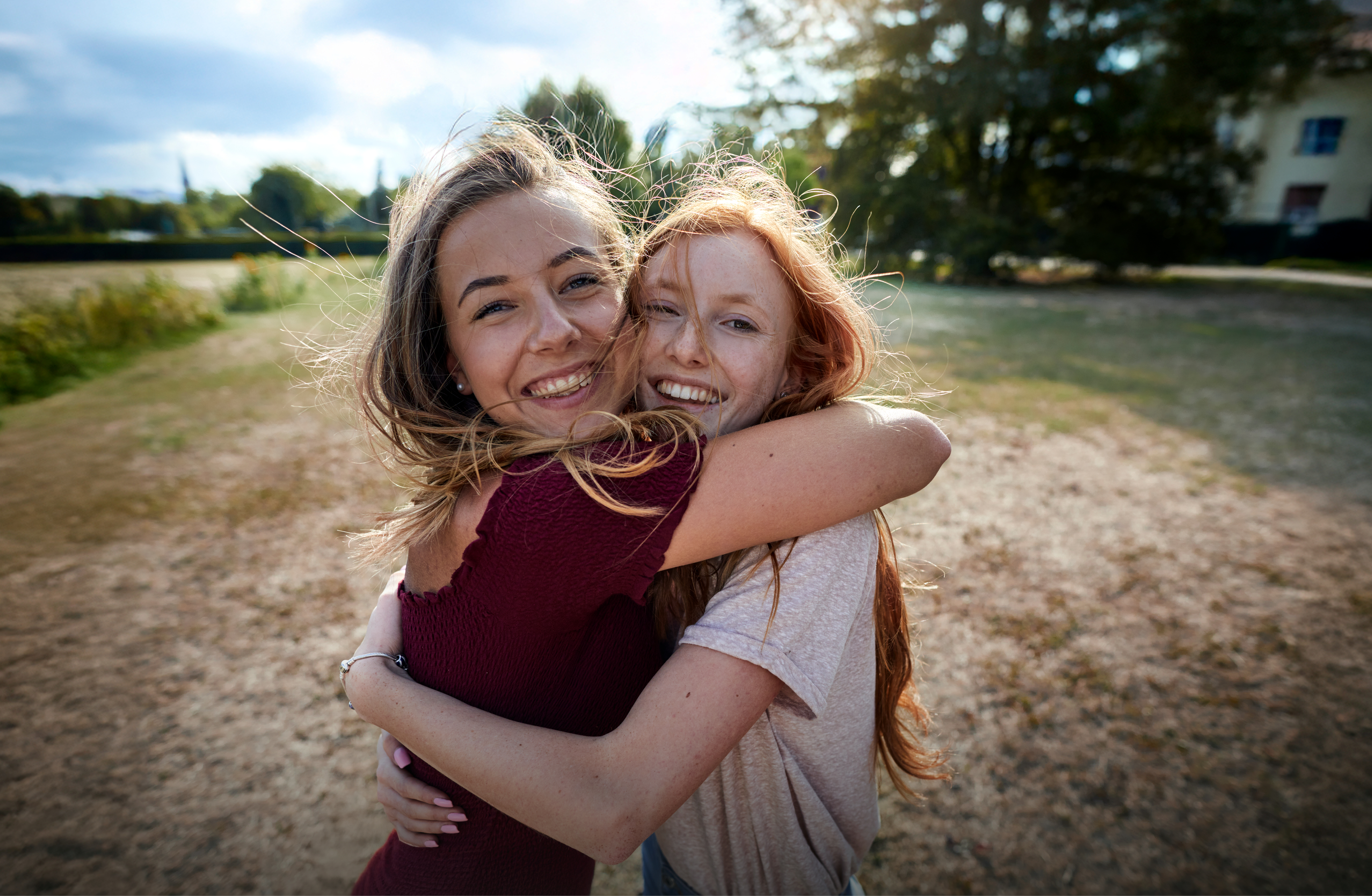 Zwei junge Mädchen, die sich umarmen
