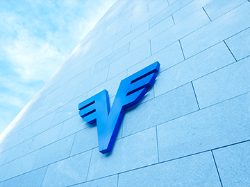 Ein blauer Farbverlauf mit dem Volksbank-Logo